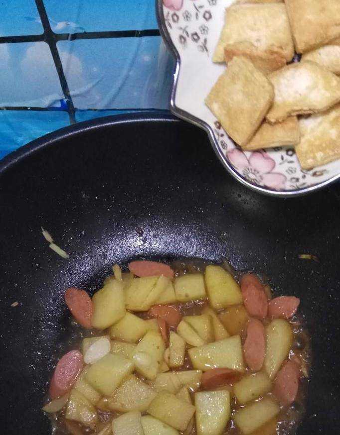 怎樣做美味的土豆香腸炒豆腐