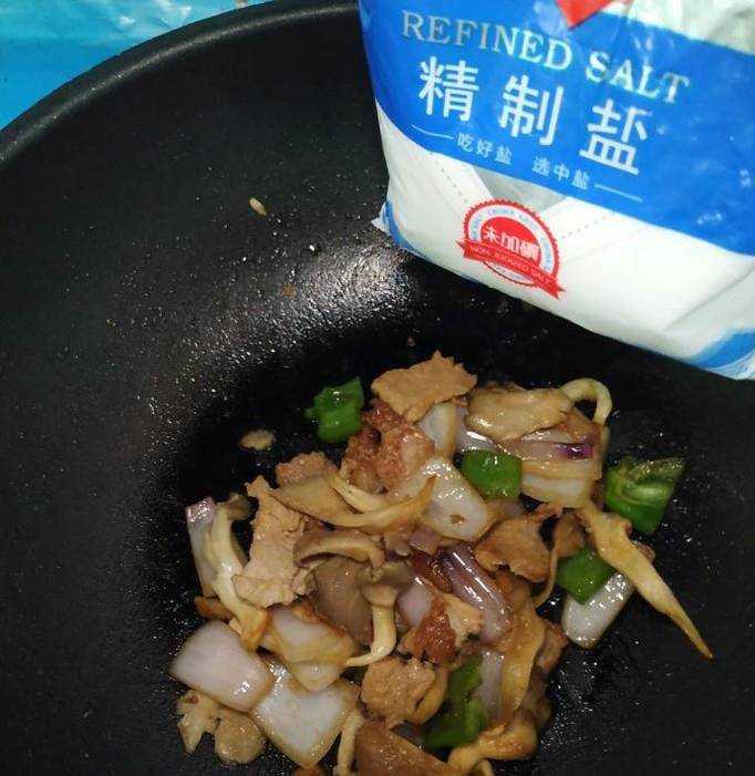 怎樣做美味的洋蔥平菇炒裡脊肉