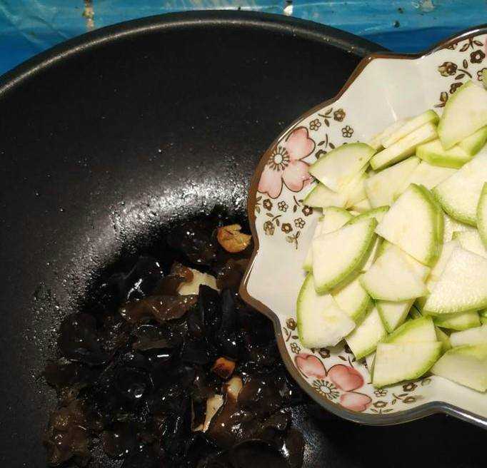 怎樣做美味的黃瓜西葫蘆炒木耳