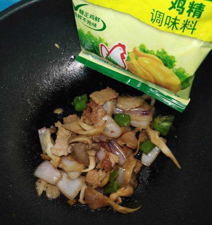 怎樣做美味的洋蔥平菇炒裡脊肉