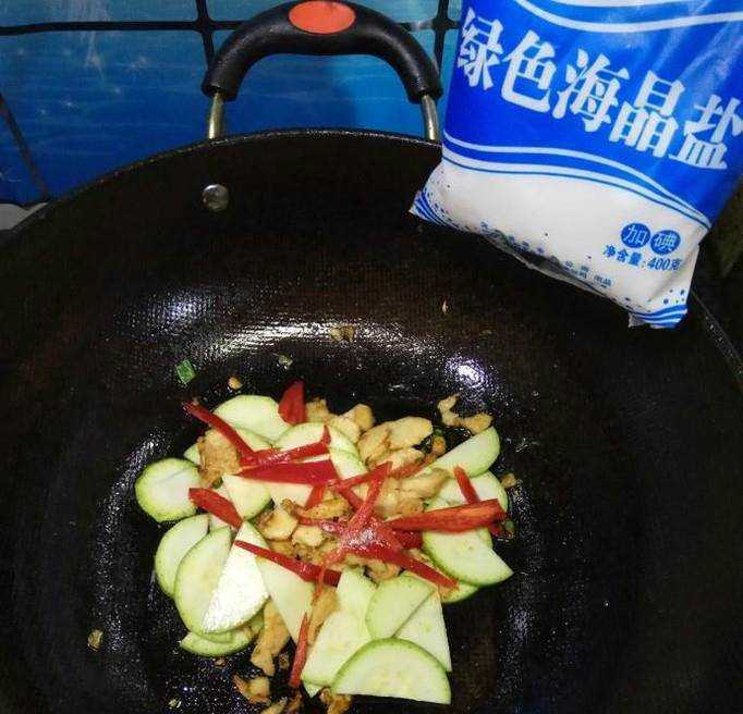 怎樣做美味的西葫蘆紅椒炒雞胸肉