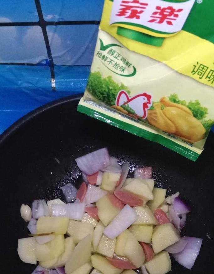 怎樣做美味的土豆洋蔥炒香腸