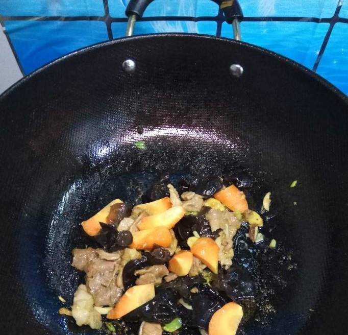 怎樣做美味的土豆胡蘿蔔燉肉