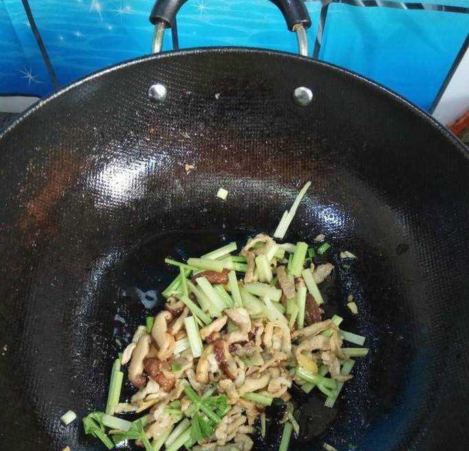 怎樣做美味的芹菜香菇炒肉