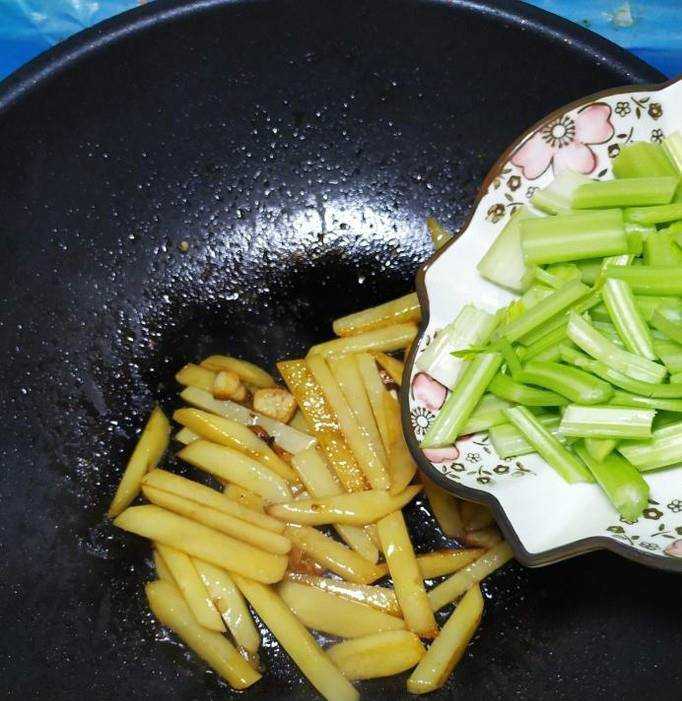 怎樣做美味的芹菜燒土豆