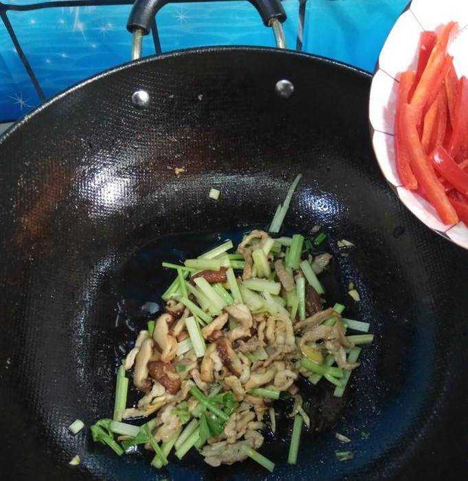 怎樣做美味的芹菜香菇炒肉