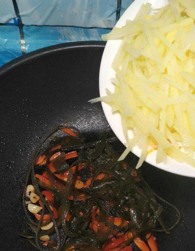 怎樣做美味的海帶紅椒炒土豆絲