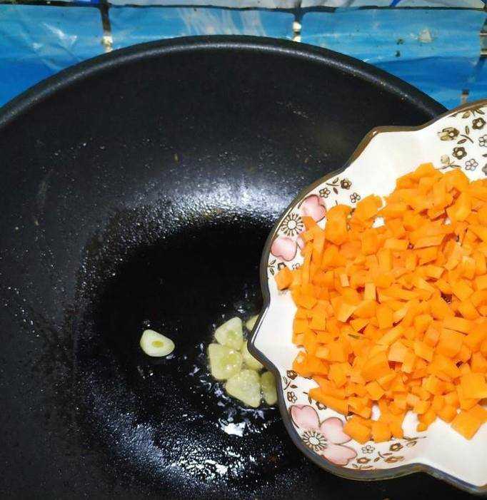 怎樣做美味的秋葵胡蘿蔔炒蛋蓋澆飯