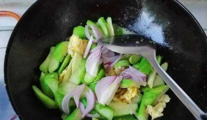 怎麼做美味的絲瓜圓蔥炒雞蛋