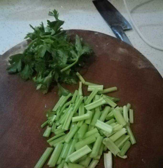 如何做芹菜炒香腸