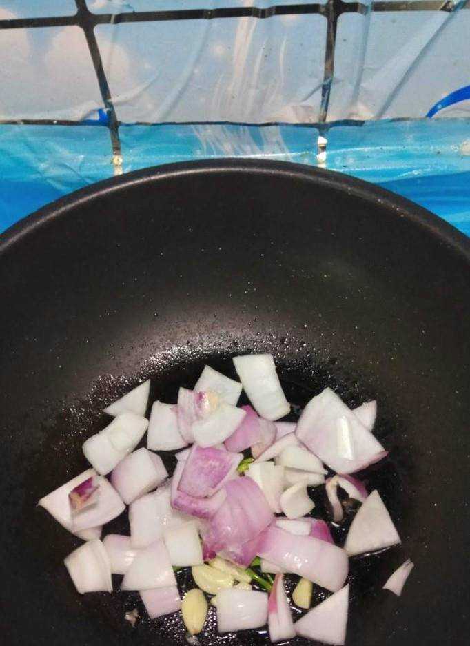 怎樣做美味的土豆洋蔥炒香腸