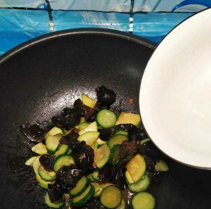 怎樣做美味的黃瓜西葫蘆炒木耳