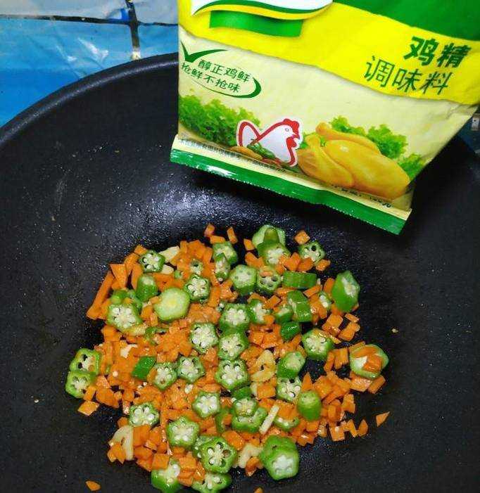 怎樣做美味的秋葵胡蘿蔔炒蛋蓋澆飯