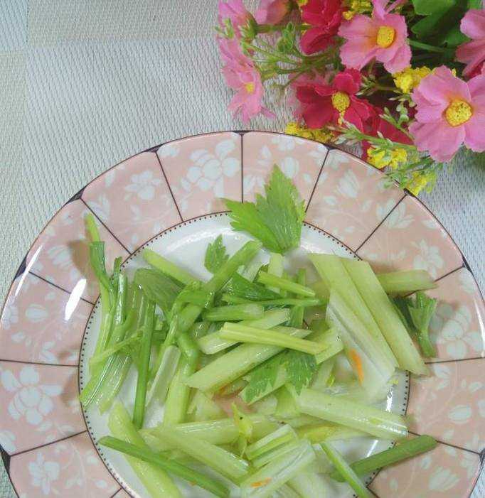 怎樣做美味的胡蘿蔔芹菜炒雞脯肉