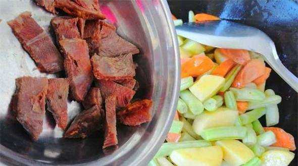 怎麼做超美味的土豆芸豆胡蘿蔔燉牛肉