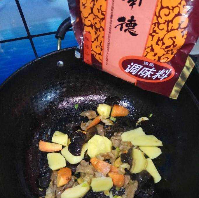 怎樣做美味的土豆胡蘿蔔燉肉