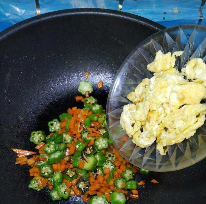怎樣做美味的秋葵胡蘿蔔炒蛋蓋澆飯