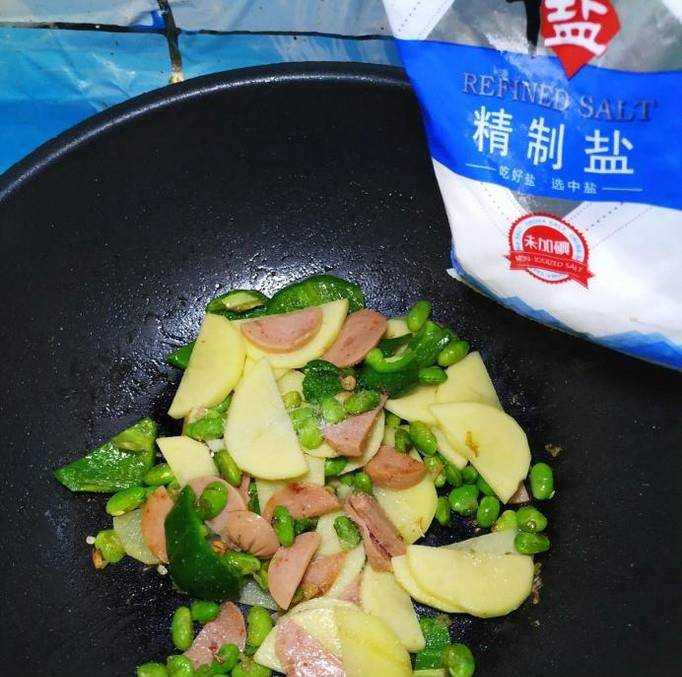 怎樣做美味的土豆毛豆炒香腸