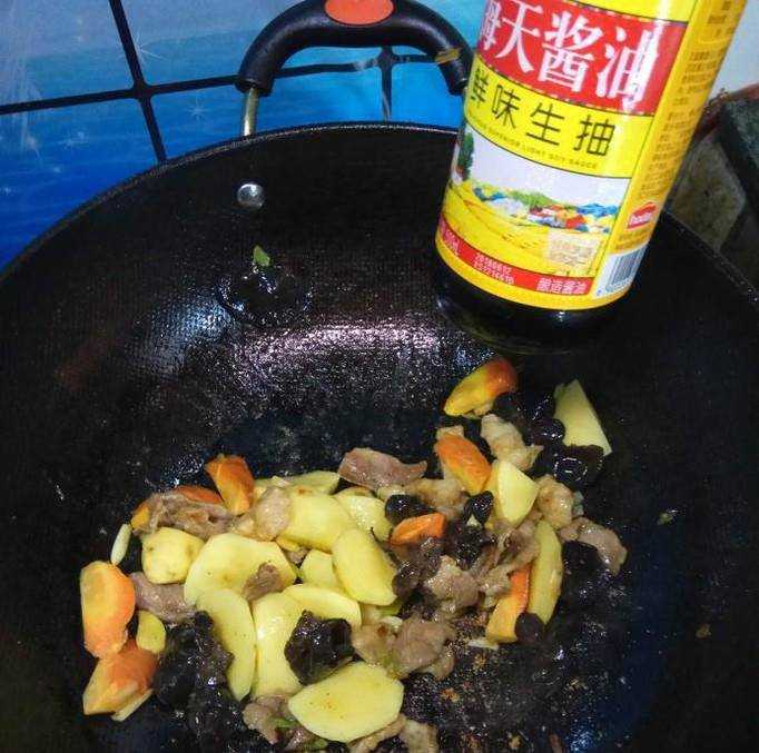 怎樣做美味的土豆胡蘿蔔燉肉