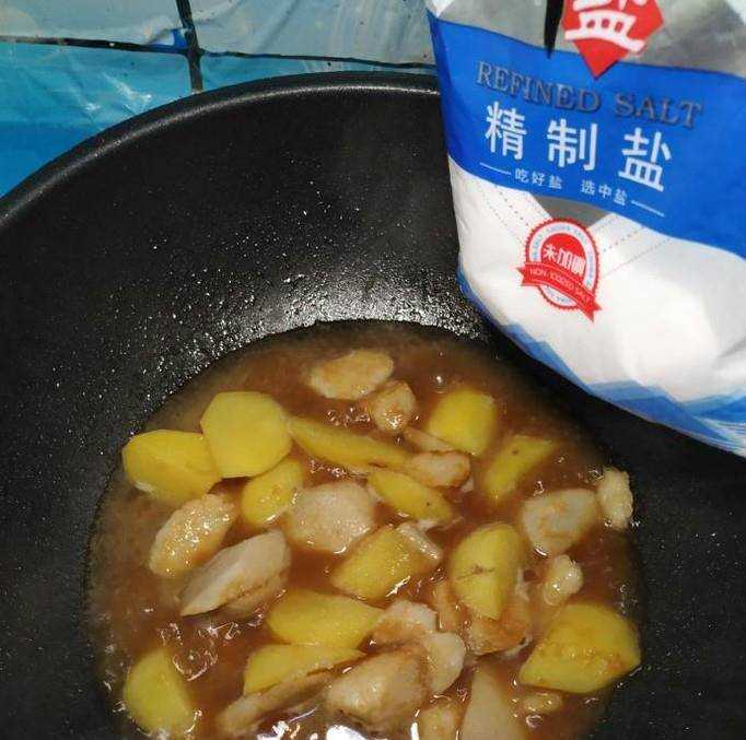 怎樣做美味的紅燒芋頭土豆塊