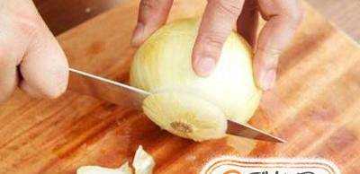 老年人怎樣用菜刀練習切均勻的洋蔥絲