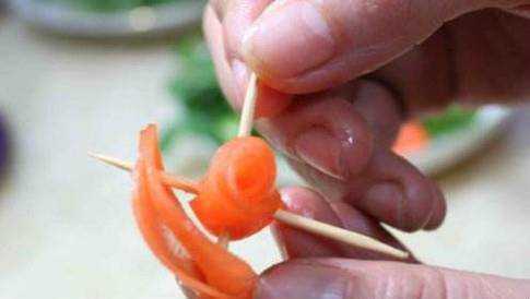 擺盤裝飾胡蘿蔔花瓣的簡易做法