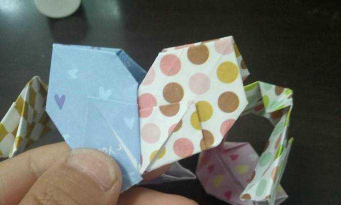 花球的彩紙折法如何摺疊花球