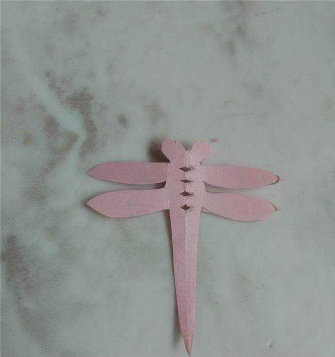 如何剪紙：簡單的蜻蜓剪紙方法