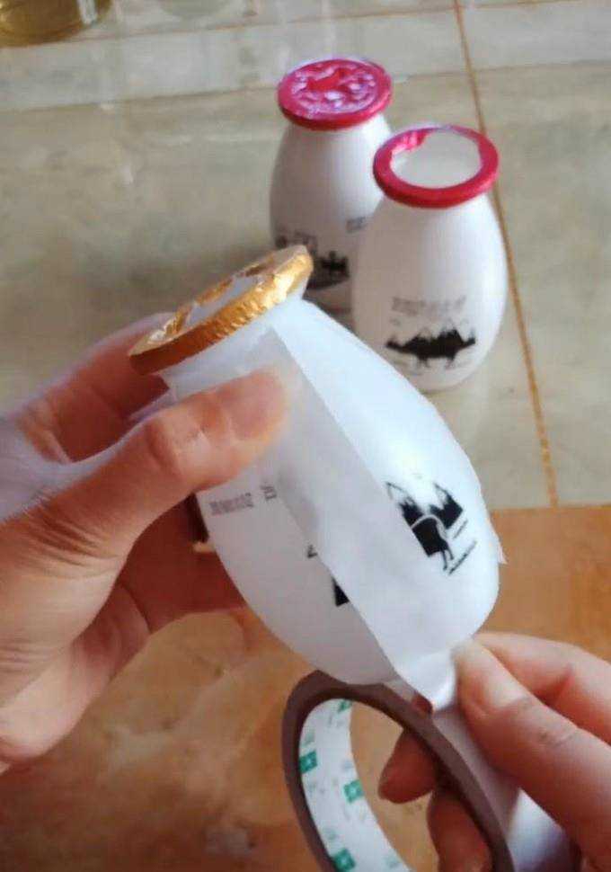 如何將酸奶瓶製成花瓶