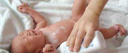 給新生的寶寶洗澡正確的方法