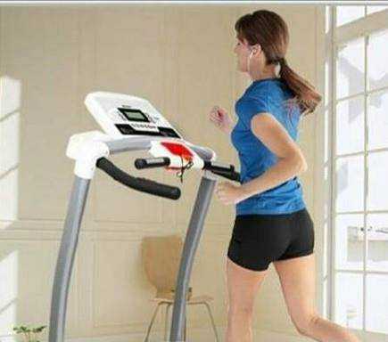 在健身房用跑步機快走和跑步那個可以瘦腿