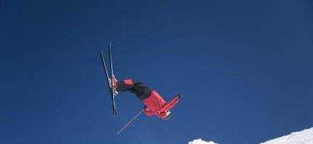 如何練習自由式滑雪