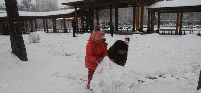 怎麼堆雪人和堆雪球