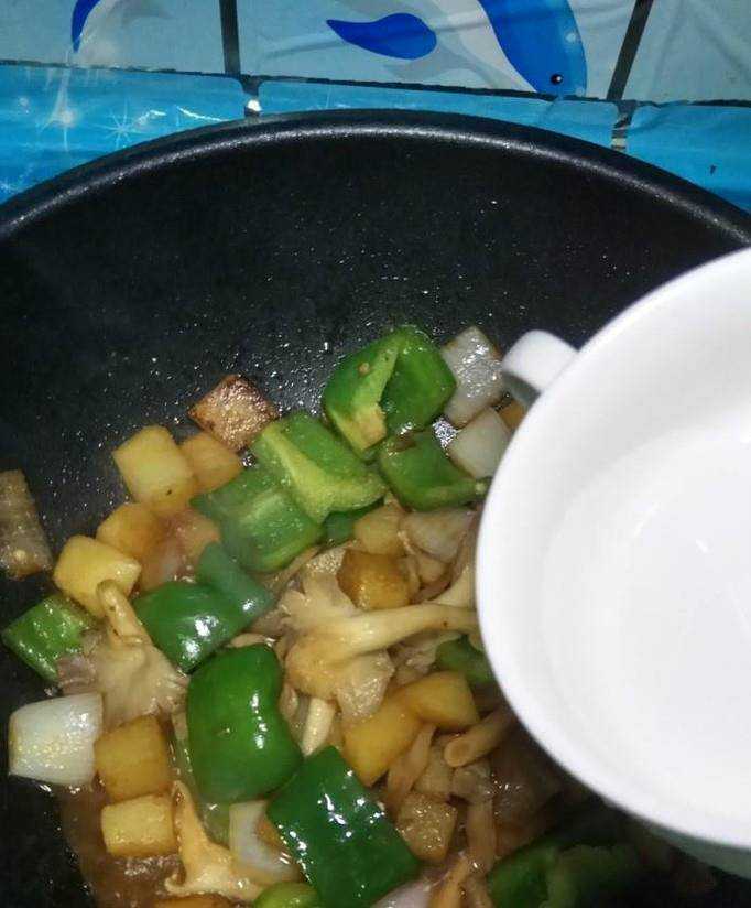 怎樣做美味的紅燒土豆炒青椒