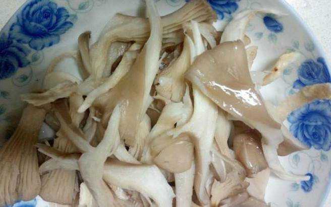 黃花菜炒鮮蘑的家常做法
