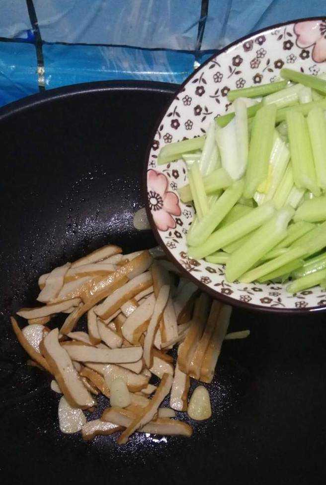 怎樣做美味的芹菜枸杞炒豆乾