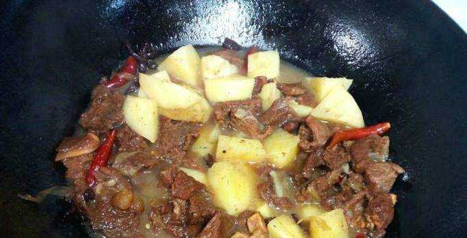 紅燒牛腩土豆的做法