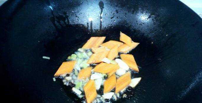 藕片黃瓜片炒雞胸肉的做法