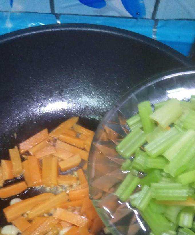 怎樣做美味的芹菜胡蘿蔔炒香菇