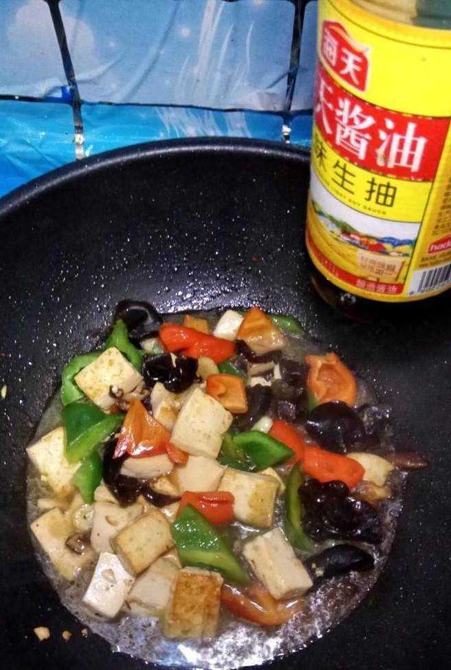 怎樣做美味的雙椒香菇炒豆腐
