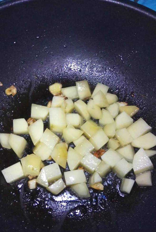 怎樣做美味的紅燒土豆炒青椒