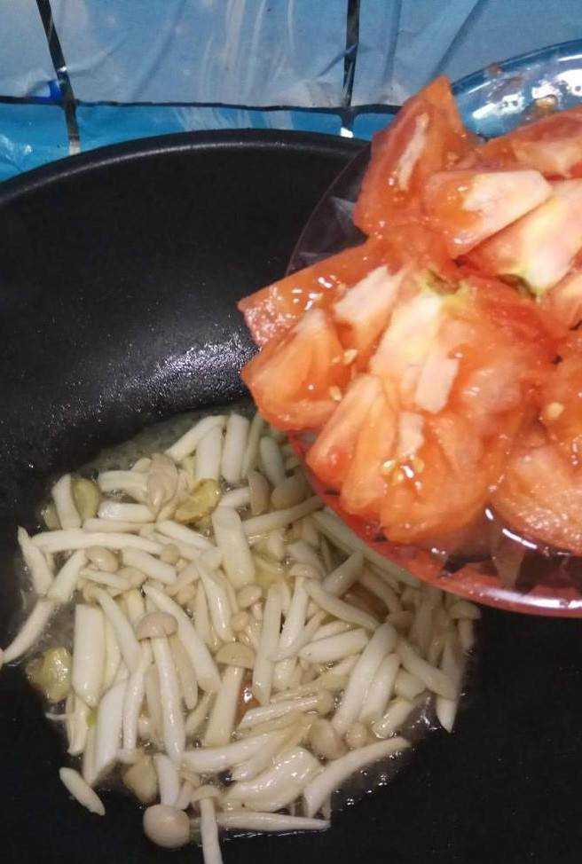 怎樣做美味的海鮮菇炒西紅柿