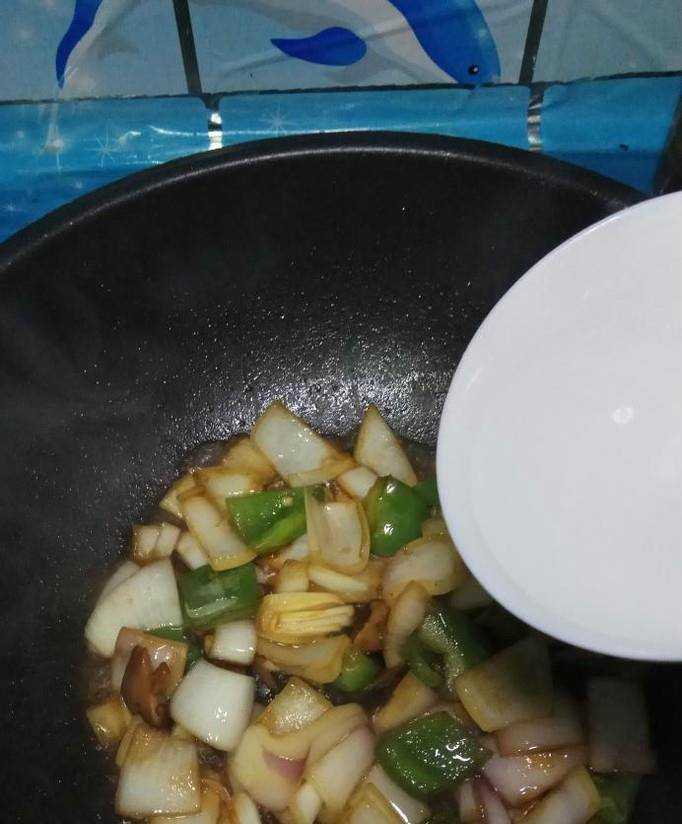 怎樣做美味的洋蔥青椒炒香菇