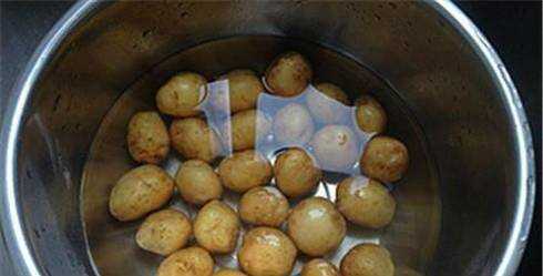 土豆蒸著吃的做法