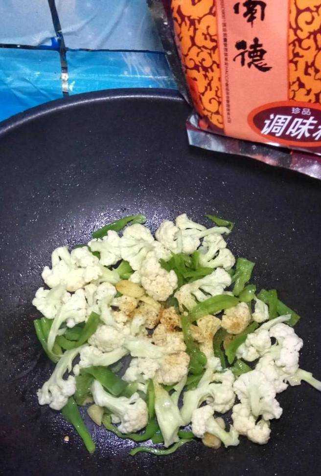 怎樣做美味的花菜炒青椒