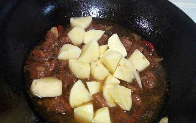 紅燒牛腩土豆的做法