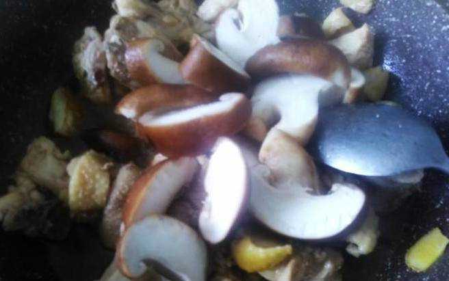 香菇板栗燜雞肉的做法