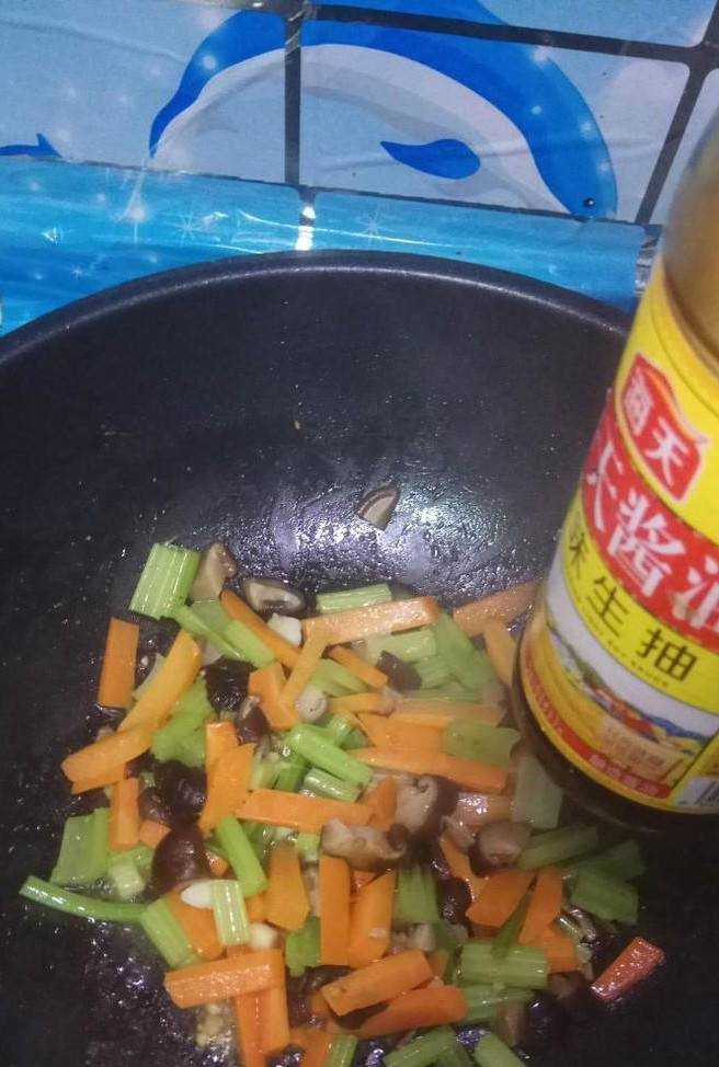 怎樣做美味的芹菜胡蘿蔔炒香菇