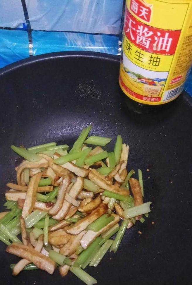 怎樣做美味的芹菜枸杞炒豆乾