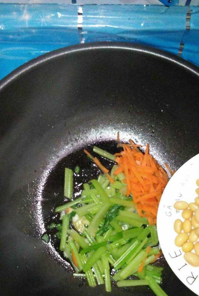 怎樣做美味的芹菜胡蘿蔔炒黃豆